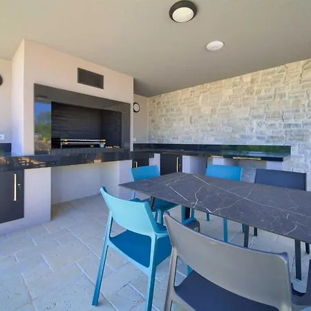 Astrum With Heated Indoor And Outdoor Pool, Jacuzzi And Sauna * Vrh (Krk)