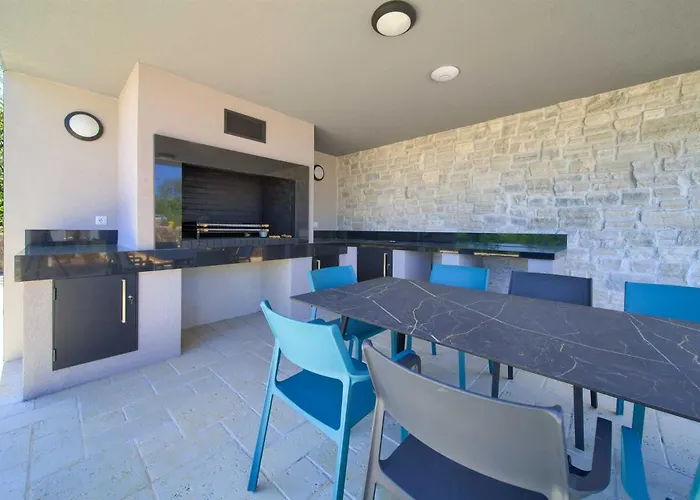 Astrum With Heated Indoor And Outdoor Pool, Jacuzzi And Sauna * Vrh (Krk)