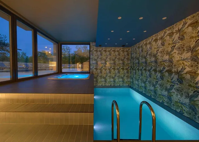 Astrum With Heated Indoor And Outdoor Pool, Jacuzzi And Sauna Βίλα