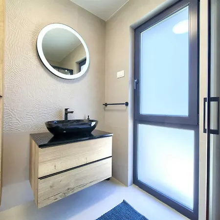 Astrum With Heated Indoor And Outdoor Pool, Jacuzzi And Sauna * Vrh (Krk)