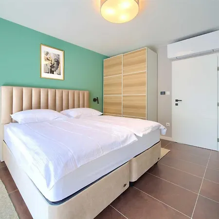 Astrum With Heated Indoor And Outdoor Pool, Jacuzzi And Sauna Vrh (Krk)