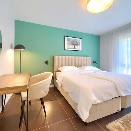 Astrum With Heated Indoor And Outdoor Pool, Jacuzzi And Sauna Vrh (Krk)
