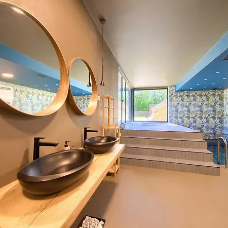 Astrum With Heated Indoor And Outdoor Pool, Jacuzzi And Sauna * Vrh (Krk)