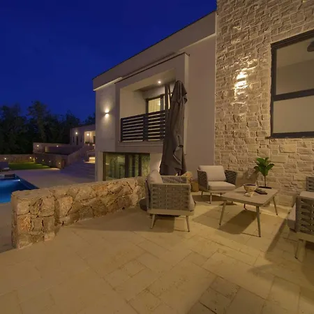 Astrum With Heated Indoor And Outdoor Pool, Jacuzzi And Sauna