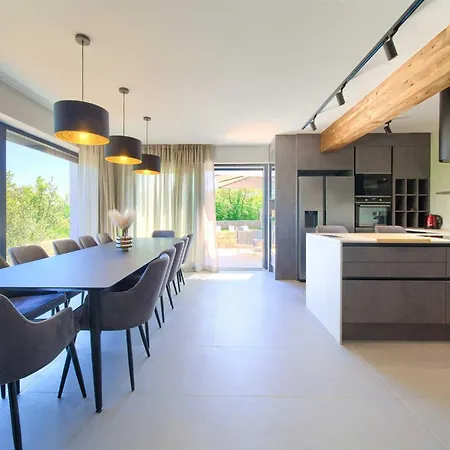 Astrum With Heated Indoor And Outdoor Pool, Jacuzzi And Sauna