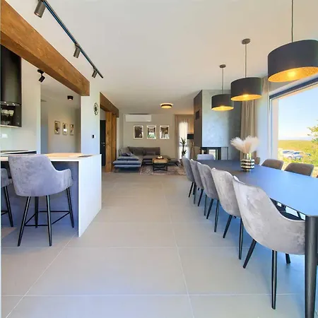 Astrum With Heated Indoor And Outdoor Pool, Jacuzzi And Sauna