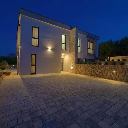 Astrum With Heated Indoor And Outdoor Pool, Jacuzzi And Sauna *