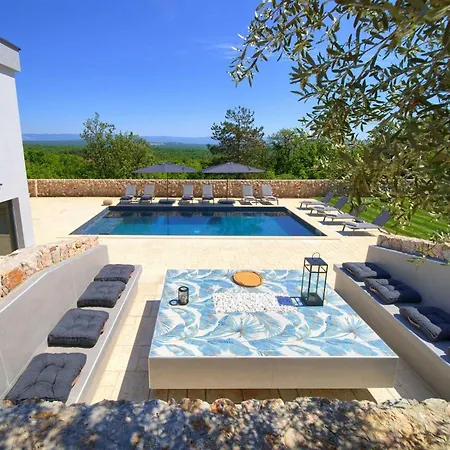 Astrum With Heated Indoor And Outdoor Pool, Jacuzzi And Sauna