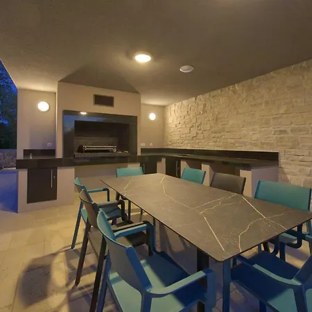 Astrum With Heated Indoor And Outdoor Pool, Jacuzzi And Sauna 빌라 Vrh (Krk)