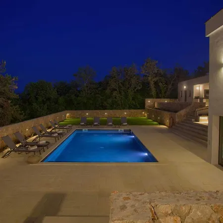 Astrum With Heated Indoor And Outdoor Pool, Jacuzzi And Sauna