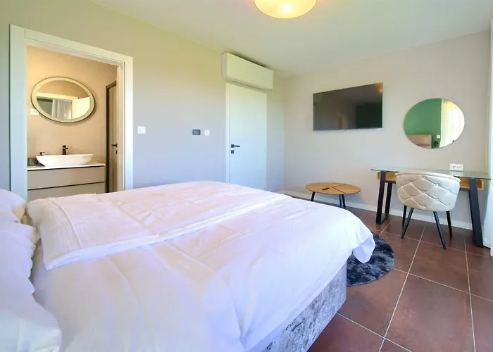 Astrum With Heated Indoor And Outdoor Pool, Jacuzzi And Sauna Villa Vrh (Krk)