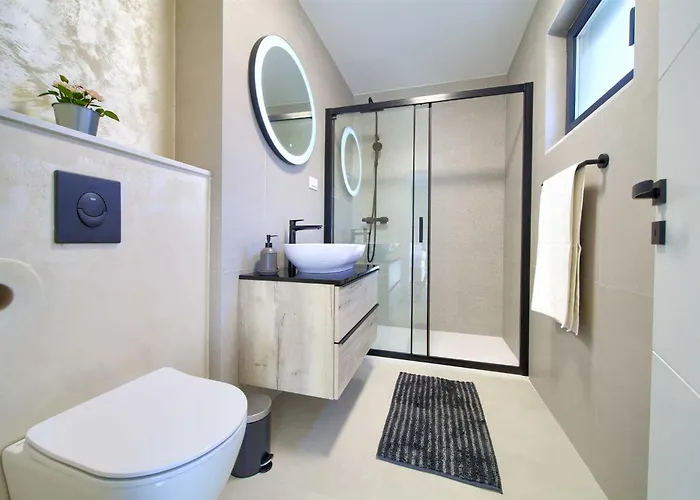 Astrum With Heated Indoor And Outdoor Pool, Jacuzzi And Sauna * Vrh (Krk)