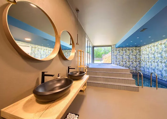 Astrum With Heated Indoor And Outdoor Pool, Jacuzzi And Sauna * Vrh (Krk)