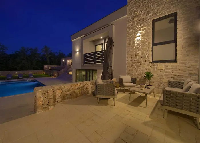 Astrum With Heated Indoor And Outdoor Pool, Jacuzzi And Sauna