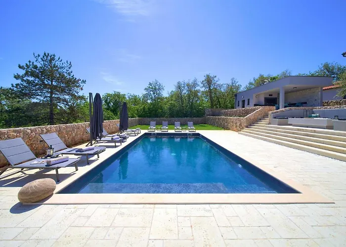 Astrum With Heated Indoor And Outdoor Pool, Jacuzzi And Sauna *