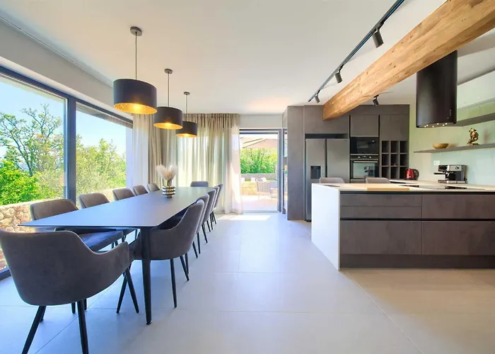 Astrum With Heated Indoor And Outdoor Pool, Jacuzzi And Sauna