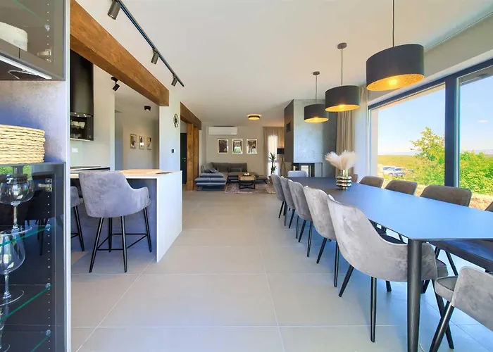 Astrum With Heated Indoor And Outdoor Pool, Jacuzzi And Sauna