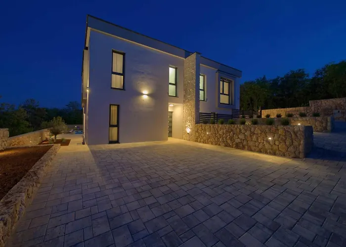 Astrum With Heated Indoor And Outdoor Pool, Jacuzzi And Sauna *