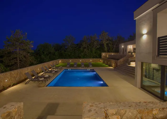 Astrum With Heated Indoor And Outdoor Pool, Jacuzzi And Sauna