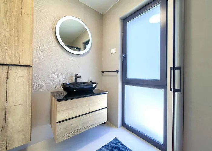 Astrum With Heated Indoor And Outdoor Pool, Jacuzzi And Sauna * Vrh (Krk)