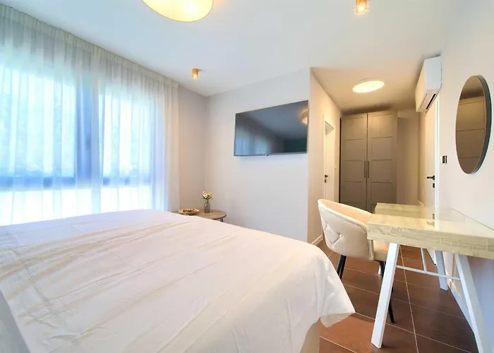 Astrum With Heated Indoor And Outdoor Pool, Jacuzzi And Sauna 빌라 *