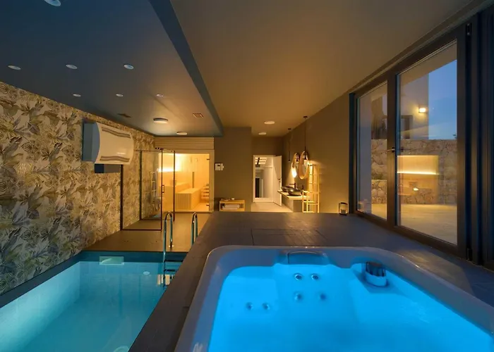 Astrum With Heated Indoor And Outdoor Pool, Jacuzzi And Sauna 빌라 *