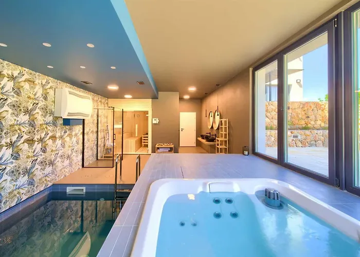 빌라 Astrum With Heated Indoor And Outdoor Pool, Jacuzzi And Sauna