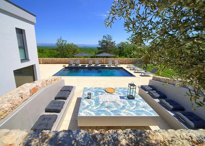 Astrum With Heated Indoor And Outdoor Pool, Jacuzzi And Sauna