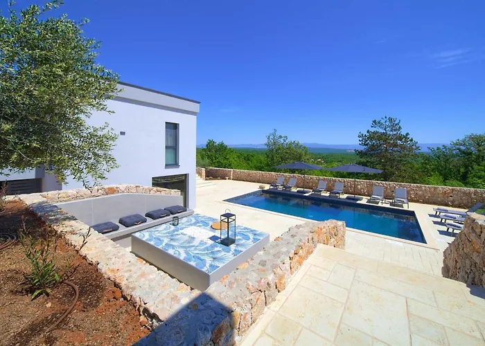 Astrum With Heated Indoor And Outdoor Pool, Jacuzzi And Sauna